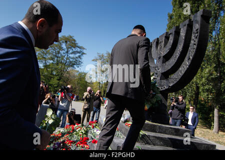 Kiev, Ukraine. 22 Sep, 2015. À Kiev le Jour commémoratif de la tragédie de Babi Yar.Alors que l'agence ''Interfax-Ukraine'', près de 200 personnes ont tenu une marche funèbre ''road de la mort'' à l'occasion du 74e anniversaire de la tragédie de Babi Yar memorial signe en Motoplant à l'intersection de Melnikov et Dorogozhitskaya au monument ''Menorah'' à Babi Yar.''Nous sommes ici depuis de nombreuses années, et le premier à organiser un rassemblement a eu lieu ici en 1966. Credit : ZUMA Press, Inc./Alamy Live News Banque D'Images