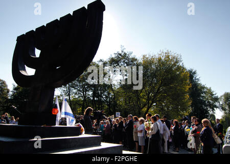 Kiev, Ukraine. 22 Sep, 2015. À Kiev le Jour commémoratif de la tragédie de Babi Yar.Alors que l'agence ''Interfax-Ukraine'', près de 200 personnes ont tenu une marche funèbre ''road de la mort'' à l'occasion du 74e anniversaire de la tragédie de Babi Yar memorial signe en Motoplant à l'intersection de Melnikov et Dorogozhitskaya au monument ''Menorah'' à Babi Yar.''Nous sommes ici depuis de nombreuses années, et le premier à organiser un rassemblement a eu lieu ici en 1966. Credit : ZUMA Press, Inc./Alamy Live News Banque D'Images