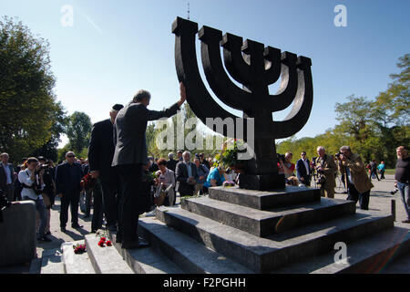 Kiev, Ukraine. 22 Sep, 2015. À Kiev le Jour commémoratif de la tragédie de Babi Yar.Alors que l'agence ''Interfax-Ukraine'', près de 200 personnes ont tenu une marche funèbre ''road de la mort'' à l'occasion du 74e anniversaire de la tragédie de Babi Yar memorial signe en Motoplant à l'intersection de Melnikov et Dorogozhitskaya au monument ''Menorah'' à Babi Yar.''Nous sommes ici depuis de nombreuses années, et le premier à organiser un rassemblement a eu lieu ici en 1966. Credit : ZUMA Press, Inc./Alamy Live News Banque D'Images