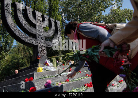 Kiev, Ukraine. 22 Sep, 2015. À Kiev le Jour commémoratif de la tragédie de Babi Yar.Alors que l'agence ''Interfax-Ukraine'', près de 200 personnes ont tenu une marche funèbre ''road de la mort'' à l'occasion du 74e anniversaire de la tragédie de Babi Yar memorial signe en Motoplant à l'intersection de Melnikov et Dorogozhitskaya au monument ''Menorah'' à Babi Yar.''Nous sommes ici depuis de nombreuses années, et le premier à organiser un rassemblement a eu lieu ici en 1966. Credit : ZUMA Press, Inc./Alamy Live News Banque D'Images