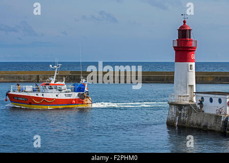 Bateau de pêche chalutier Rouge entrant dans le port du Guilvinec, Finistère, Bretagne, France Banque D'Images