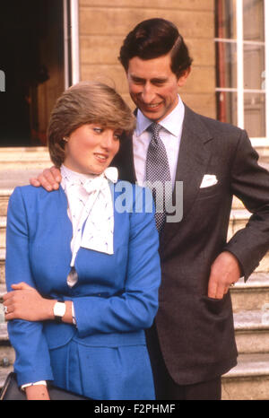 L'ENGAGEMENT DU PRINCE CHARLES À Diana, princesse de Galles le couple dans le parc du palais de Buckingham en 1981. Banque D'Images