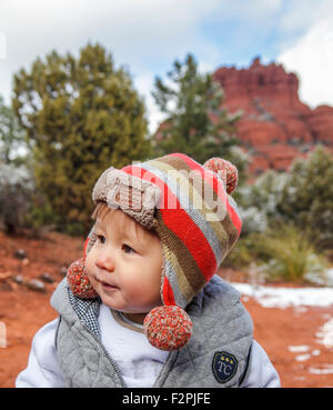 Visite de l'enfant bénéficiant de Bell Rock Sentier sur journée d'hiver avec de la neige fraîche Banque D'Images