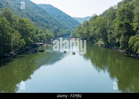 Les kayakistes sur la rivière New près de Feyetteville dans West Virginia Banque D'Images