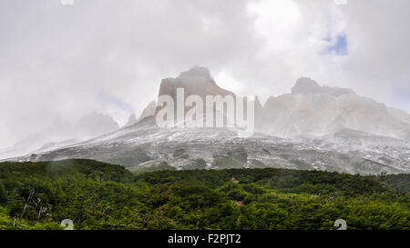 Cacher les pics dans le Parc National Torres del Paine, Patagonie, Chili Banque D'Images