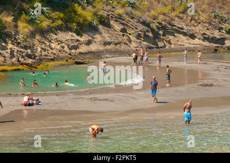 Baignade et détente dans les gens petite plage à l'intérieur de l'îlot de Vila Franca do Campo au large de la côte de l'île de São Miguel, Açores Banque D'Images