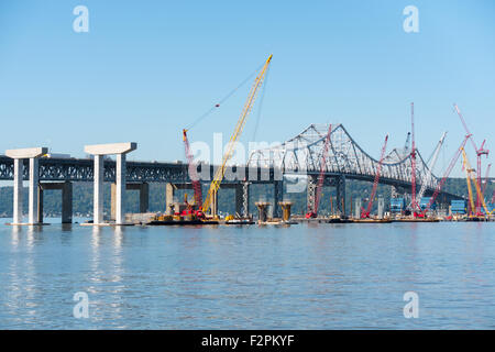 Grues sur chaland travailler sur la construction du nouveau pont Tappan Zee sur le fleuve Hudson près de Tarrytown, New York. Banque D'Images