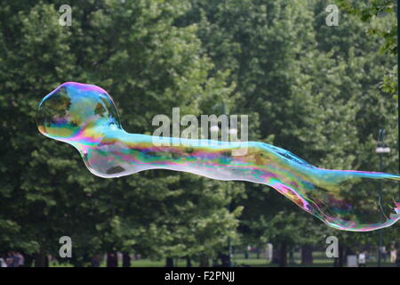 Bulles de savon géantes créées avec des cordes et des bâtons dans un parc Banque D'Images