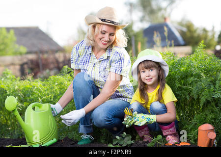 Mère et fille engaged in gardening together Banque D'Images