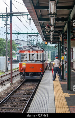 Une ligne d'Hakone Tozan orange vintage train quitte la gare de Gora, en route pour Hakoneyumoto le long du chemin de fer de montagne Banque D'Images