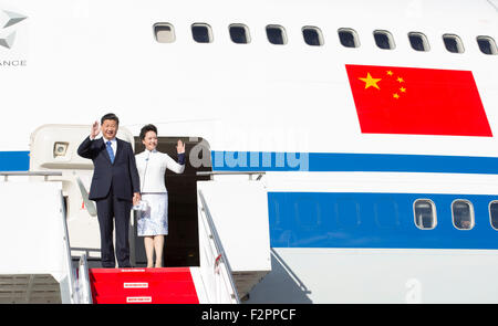 Seattle, USA. 22 Sep, 2015. Le président chinois Xi Jinping (L) et son épouse Peng Liyuan vague après leur arrivée à Seattle, aux États-Unis, du 22 septembre 2015. Xi est arrivé dans cette ville de la côte est du Pacifique le mardi matin pour sa première visite officielle à l'U.S. Credit : Huang Jingwen/Xinhua/Alamy Live News Banque D'Images