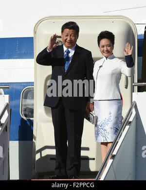 Seattle, USA. 22 Sep, 2015. Le président chinois Xi Jinping (L) et son épouse Peng Liyuan vague après leur arrivée à Seattle, aux États-Unis, du 22 septembre 2015. Xi est arrivé dans cette ville de la côte est du Pacifique le mardi matin pour sa première visite officielle à l'U.S. Credit : Li Xueren/Xinhua/Alamy Live News Banque D'Images