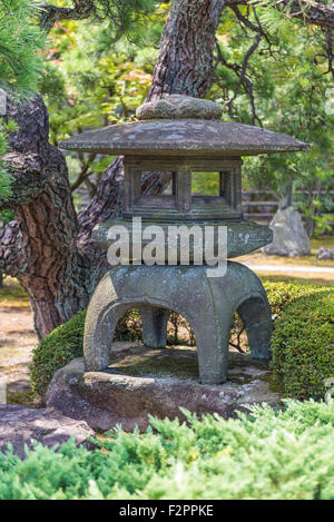 La pagode en pierre ornementale sculpture dans un jardin traditionnel Japonais formel Banque D'Images