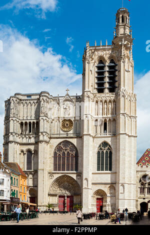 La Cathédrale Saint Etienne, la place de la Republique, Sens, Yonne, Bourgogne, France Banque D'Images