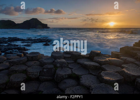 Coucher de soleil sur le Giant's Causeway, comté d'Antrim, en Irlande du Nord Banque D'Images