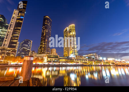 Le centre-ville de Melbourne et les rives de la rivière Yarra de nuit Banque D'Images
