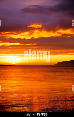 Un magnifique coucher de soleil de minuit vu en Islande Banque D'Images