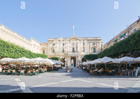 Codina, Caffe restaurant en plein air et un café et la Bibliothèque nationale, édifice baroque classique sur une journée ensoleillée en Septembre Banque D'Images