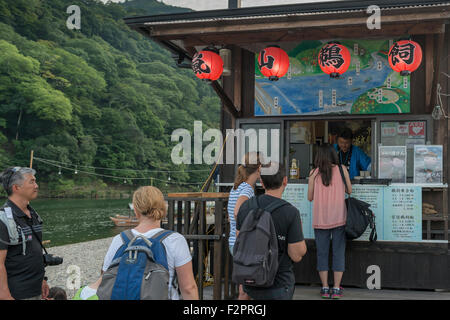 Les touristes à la file d'acheter des billets pour regarder la pêche au cormoran sur la rivière Katsura au Japon, Arashiyama Banque D'Images