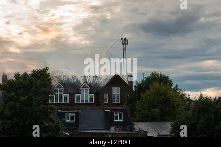 Leïde, Londres, Royaume-Uni. 22 Sep, 2015. London Fire Brigade lutte contre blaze au St Joseph's l'école primaire. Il y a d'importants dommages causés par le feu à la toiture et de la fumée est encore observé venant de l'immeuble. Credit : Todor Ostojic/Alamy Live News Banque D'Images