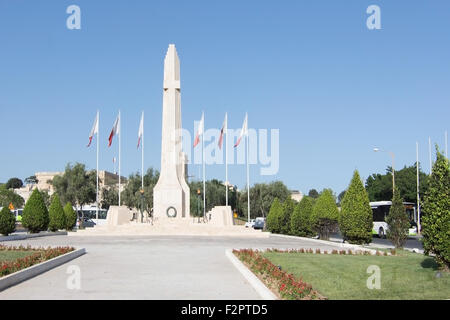 War Memorial obelisk, brûlant des drapeaux et des feux sur une journée ensoleillée Banque D'Images