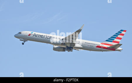 American Airlines Boeing 757 N942UW décollant de l'aéroport Londres Heathrow LHR Banque D'Images