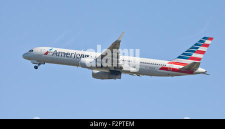 American Airlines Boeing 757 N942UW décollant de l'aéroport Londres Heathrow LHR Banque D'Images