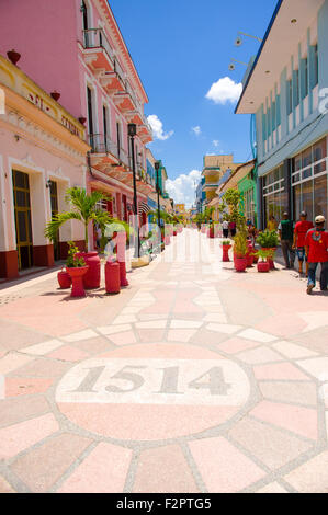 SANCTI SPIRITUS, CUBA - 5 septembre, 2015:Balade boulevard avec boutiques, le centre-ville de Sancti Spiritus. Il est l'un des plus anciens Cub Banque D'Images