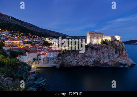 Vue de Fort Lovrijenac (St. Forteresse du Saint-Laurent) sur le haut d'une falaise abrupte et la ville de Dubrovnik en Croatie à la tombée de la nuit. Banque D'Images