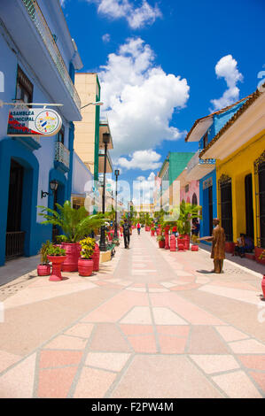 SANCTI SPIRITUS, CUBA - 5 septembre, 2015:Balade boulevard avec boutiques, le centre-ville de Sancti Spiritus. Il est l'un des plus anciens Cub Banque D'Images