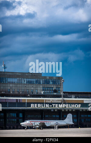 L'aéroport de Berlin Tempelhof avec platanes Banque D'Images