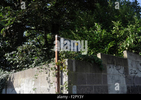 Sentier Public sign in overgrown zone urbaine Banque D'Images