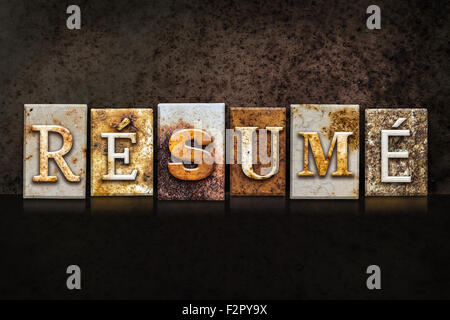Le mot "RESUME" écrit en métal rouillé type typographique sur une texture grunge fond sombre. Banque D'Images