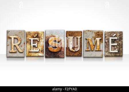 Le mot "RESUME" écrit en métal rouillé type typographique isolé sur un fond blanc. Banque D'Images