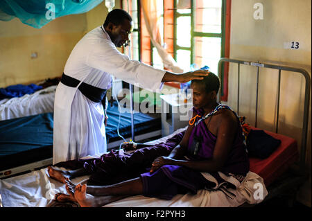 La TANZANIE, Korogwe, Kwalukonge KWALUKONGE village, Centre de santé, donne aux patients la prière prêtre / TANZANIE, Korogwe, KWALUKONGE HEALTH CENTRE, Krankenhaus der Rosminian Usambara und Pères Soeurs en Kwalukonge, Priester Ambrose Chuwa spricht ein Gebet für die Patienten Banque D'Images