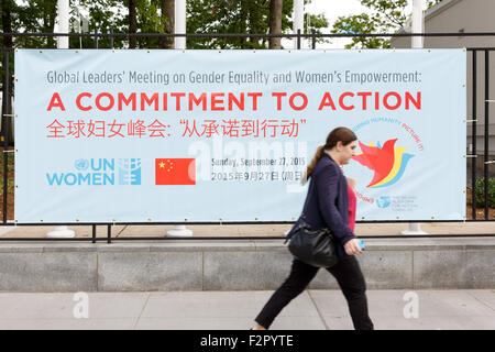 New York, USA. 22 Sep, 2015. Une femme passe devant une affiche de la réunion des dirigeants mondiaux sur l'égalité des sexes et l'autonomisation des femmes à l'extérieur du siège des Nations Unies à New York, du 22 septembre 2015. Onu Femmes et la Chine seront les hôtes d'une réunion de haut niveau de la réunion des dirigeants mondiaux sur l'égalité des sexes et l'autonomisation des femmes au siège des Nations Unies le 27 septembre. © Muzi Li/Xinhua/Alamy Live News Banque D'Images