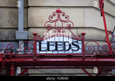 Nom de destination dans l'auvent en fer forgé et verre de Victoria Station à Manchester Banque D'Images