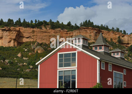 Une grange rouge en face de la plage avant de falaises, Palmer Lake Banque D'Images