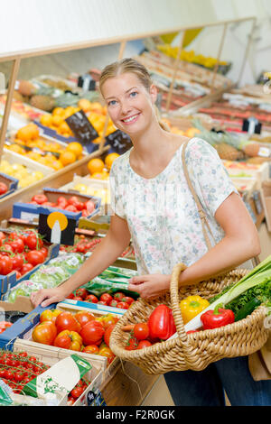 Dame en choisissant des fruits et légumes Banque D'Images