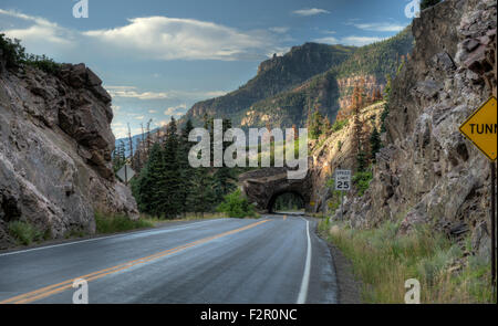 Le tunnel sur la route d'un million de dollars US, 550 au-dessus de Ouray Colorado. Cette vue a l'air en descendant vers Ouray. Banque D'Images