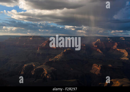 Une bourrasque de pluie passe sur le Grand Canyon au coucher du soleil. Banque D'Images