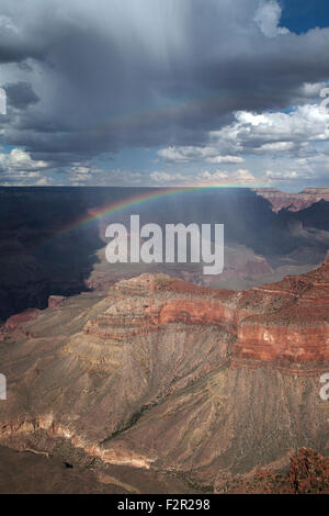 Une bourrasque de pluie d'été passe au dessus du Grand Canyon Banque D'Images