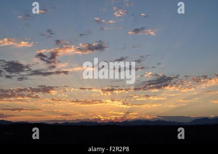 Coucher de soleil avec des rayons crépusculaires sur les montagnes olympiques photographiée près de Shelton, WA, USA. Banque D'Images