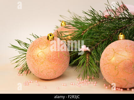 Noël (Nouvel An), composition décoration sapin branches et boules roses sur fond beige Banque D'Images