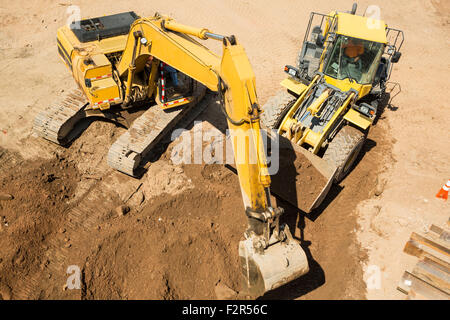 Site de construction avec un bulldozer et une pelle Banque D'Images