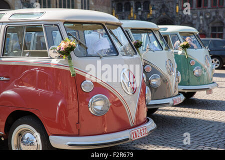 Trois Camping-cars VW classique sur l'affichage dans le centre de Bruges Banque D'Images