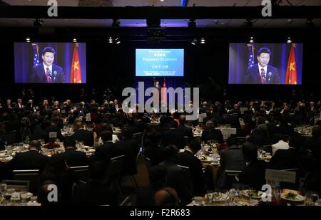 Seattle, USA. 22 Sep, 2015. Le président chinois Xi Jinping (C) prononce une allocution lors d'un banquet de bienvenue organisé conjointement par le gouvernement et l'État de Washington à Seattle, les communautés favorables aux États-Unis, du 22 septembre 2015. Xi est arrivé dans cette ville de la côte est du Pacifique le mardi matin pour sa première visite officielle à l'U.S. Credit : Liu Weibing/Xinhua/Alamy Live News Banque D'Images