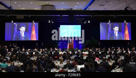 Seattle, USA. 22 Sep, 2015. Le président chinois Xi Jinping (C) prononce une allocution lors d'un banquet de bienvenue organisé conjointement par le gouvernement et l'État de Washington à Seattle, les communautés favorables aux États-Unis, du 22 septembre 2015. Xi est arrivé dans cette ville de la côte est du Pacifique le mardi matin pour sa première visite officielle à l'U.S. Credit : Li Tao/Xinhua/Alamy Live News Banque D'Images