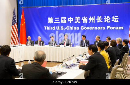 Seattle, USA. 22 Sep, 2015. Le président chinois Xi Jinping (4L, arrière) parle au cours de la troisième la Chine et les États-Unis Forum des gouverneurs à Seattle, aux États-Unis, du 22 septembre 2015. © Huang Jingwen/Xinhua/Alamy Live News Banque D'Images