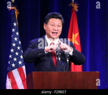 Seattle, USA. 22 Sep, 2015. Le président chinois Xi Jinping prononce un discours lors d'un banquet de bienvenue organisé conjointement par le gouvernement et l'État de Washington à Seattle, les communautés favorables aux États-Unis, du 22 septembre 2015. Xi est arrivé dans cette ville de la côte est du Pacifique le mardi matin pour sa première visite officielle à l'U.S. Credit : Liu Weibing/Xinhua/Alamy Live News Banque D'Images